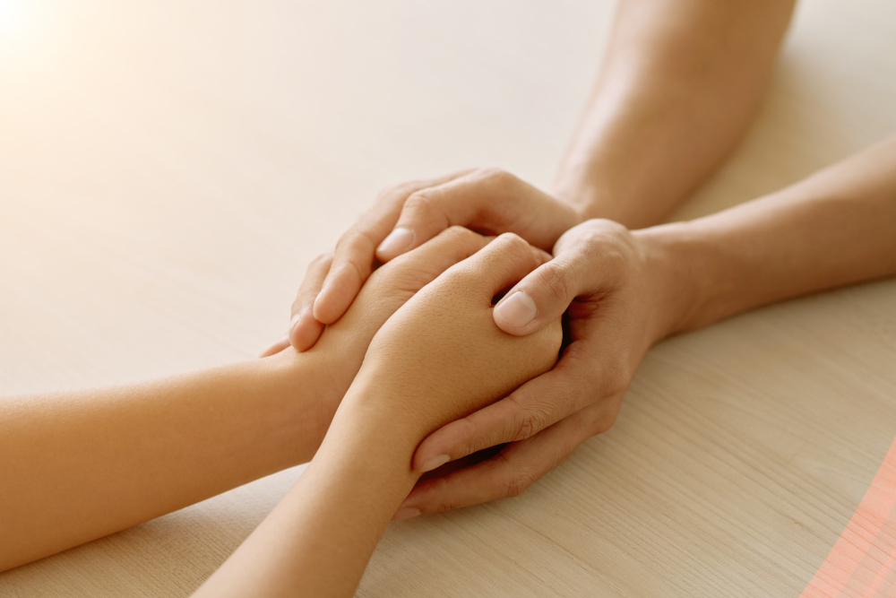 Un psicólogo o psicóloga puede ayudar a tus hijos e hijas a superar el duelo.